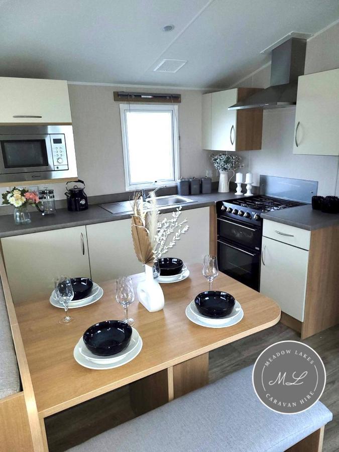 צ'אפל סנט לאונרדס Palm Grove 181- Golden Palm - Pet Friendly, Wifi, Central Heating, Bed Linen - Meadow Lakes Caravan & Lodge Hire מראה חיצוני תמונה